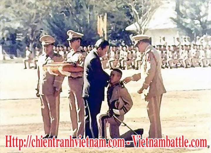 Tổng thống Nguyễn Văn Thiệu gắn lon thiếu �y cho sinh vi�n thủ khoa kh�a 1971 B�i Đức Sanh trường bộ binh Thủ Đức c�n c� t�n l� Trường Sĩ quan Trừ bị Thủ Đức, Li�n trường V� khoa Thủ Đức, trường v� bị Thủ Đức, trường sĩ quan Thủ Đức, trường sĩ quan Thủ Đức, trường lục qu�n Thủ Đức