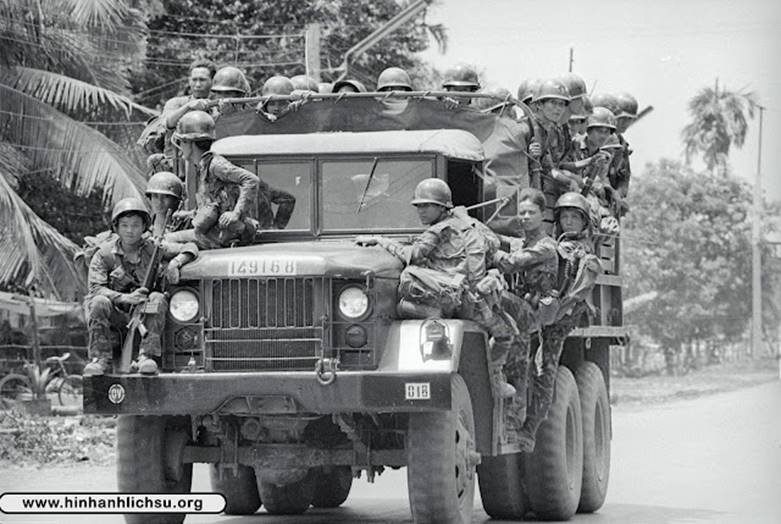 14+Apr+1972%252C+Chon+Thanh%252C+Vietnam+---+ARVN+paratroopers%252C+members+of+Saigon%2527s+elite+Presidential+Palace+guard%252C+speed+down+the+highway+on+a+truck+toward+the+landing+zone+in+the+outskirts+of+Chon+Thanh_result